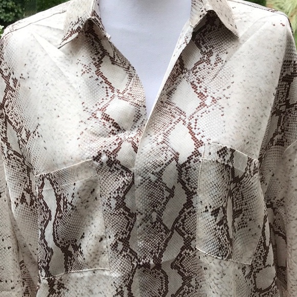 $ FIRM๐ทSnakeskin Print Long Sleeve Hi Low Top - Picture 3 of 6